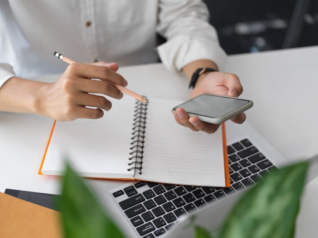 При помощи Т-Банк самозанятость можно оформить не выходя из дома - для этого потребуется только смартфон.