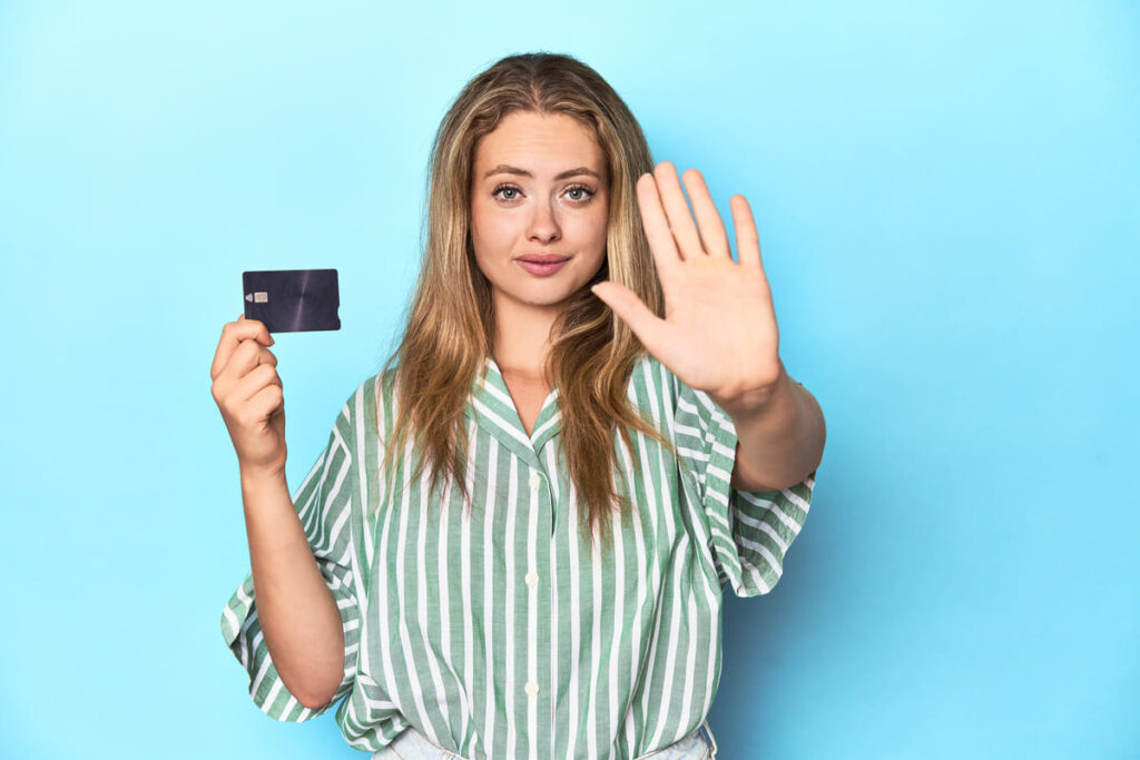 sotrudnik t banka mozhet otkazat v oformlenii debetovoj karty