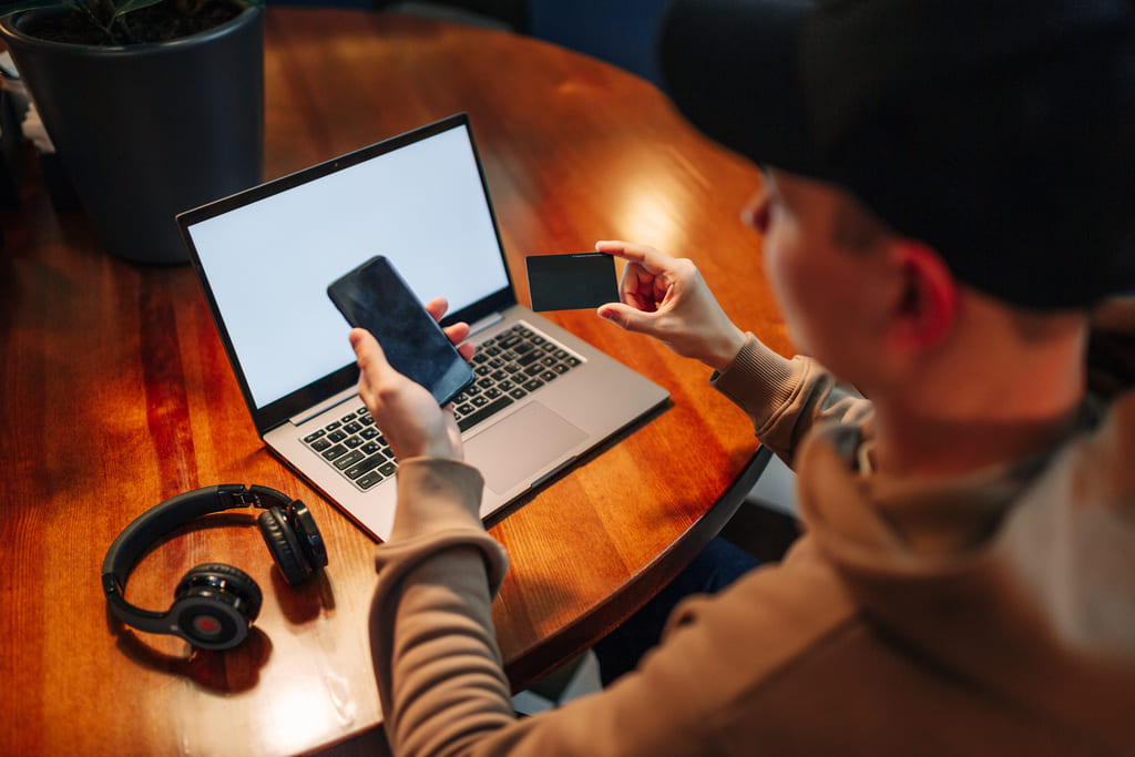 Россияне в среднем тратят на онлайн-шопинг 18% своей зарплаты