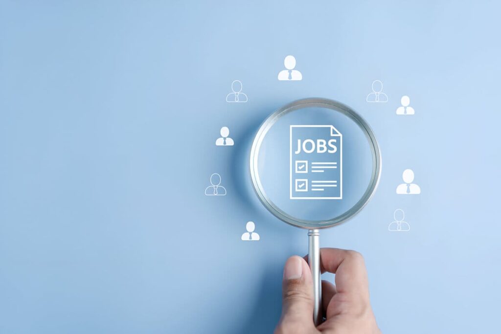 Лупой рассматривает вариант работы