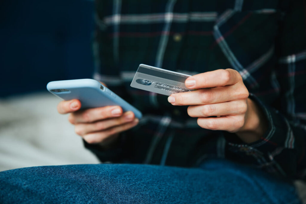 Клиенты ВТБ совершили 1,2 млрд операций по дебетовым картам в 1 квартале