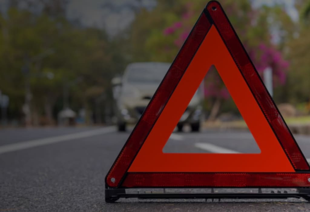 Красный знак аварийной остановки и автомобиль на фоне дорожной разметки – символ штрафов для водителей в 2025 году