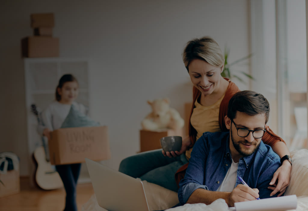 счастливые родители с дочерью