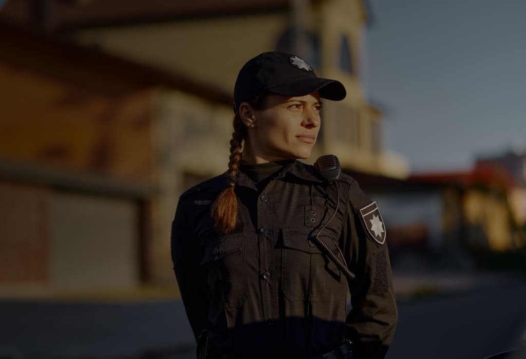 женщина - охранник на работе