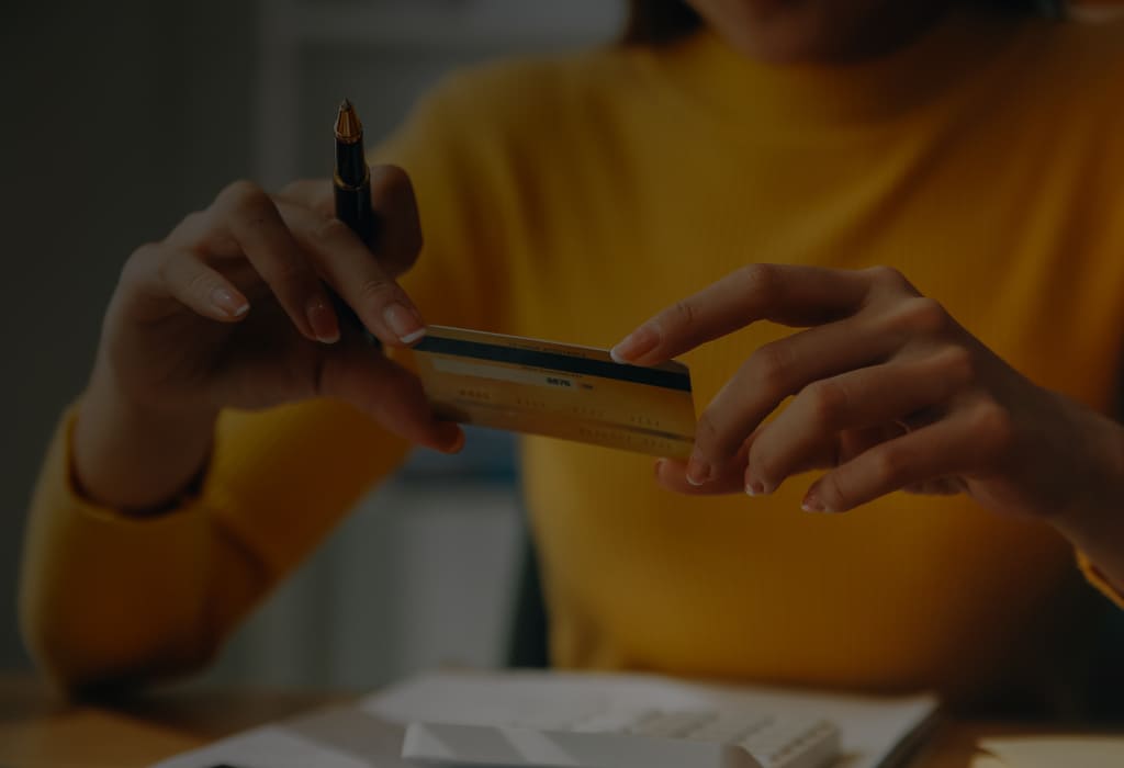 молодая женщина разбирается, как отключить подписку в озон банке