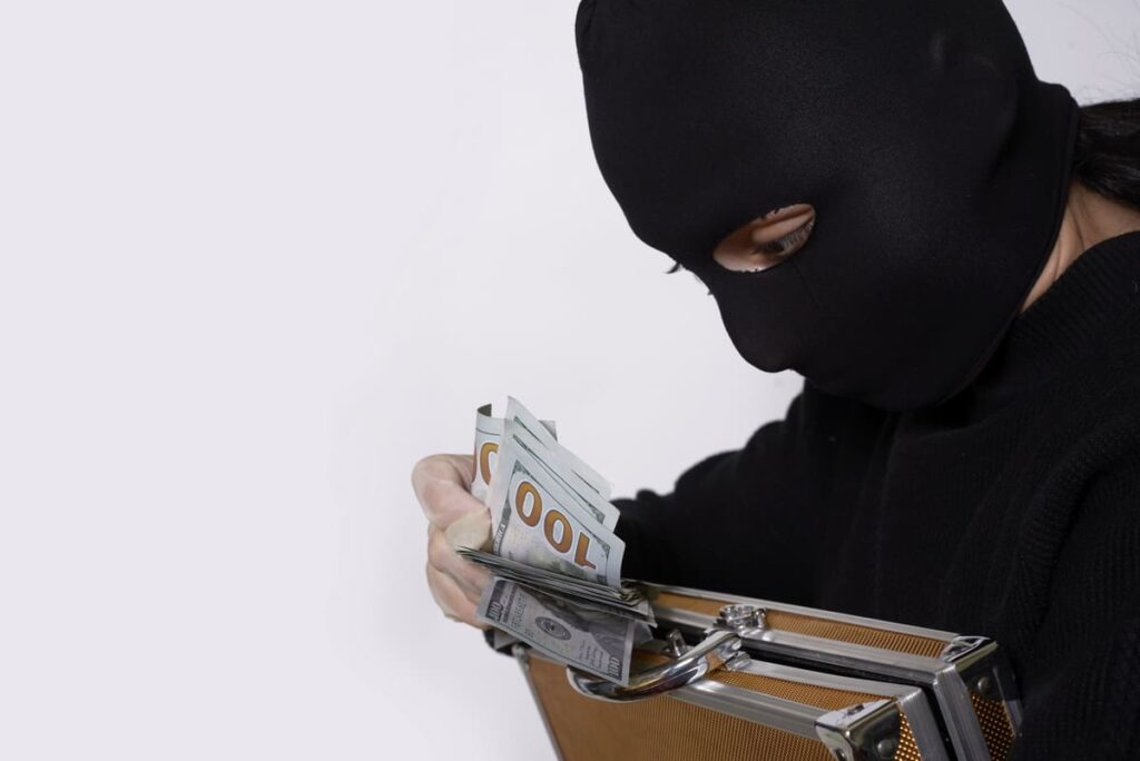 Блокировка карты снижает риск того, что все средства будут использованы злоумышленниками