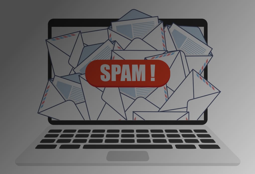 ноутбук забитый письмами спама