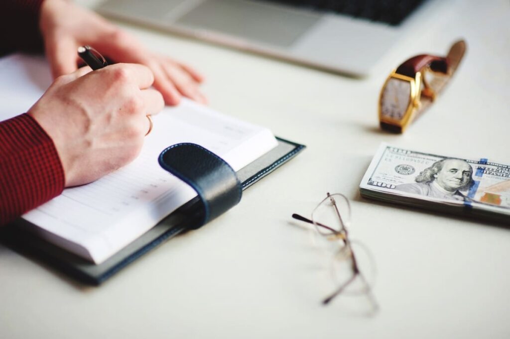 В банк России можно обратиться как на бумаге, так и через интернет.